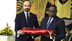 Fransa Başbakanı Edouard Philippe tarihi kılıcı Senegal Cumhurbaşkanına teslim etti