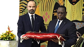 Fransa Başbakanı Edouard Philippe tarihi kılıcı Senegal Cumhurbaşkanına teslim etti