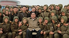 KCNA tarafından tarihsiz paylaşılan fotoğrafta Kuzey Kore lideri Kim ülkesinin Hava Kuvvetleri askerleri ile birlikte