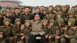 KCNA tarafından tarihsiz paylaşılan fotoğrafta Kuzey Kore lideri Kim ülkesinin Hava Kuvvetleri askerleri ile birlikte