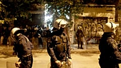 Άνδρες της αστυνομίας κάνουν ερεύνα σε πολυκατοικία στην οδό Στουρνάρη στα Εξάρχεια, Κυριακή 17 Νοεμβρίου 2019