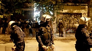 Άνδρες της αστυνομίας κάνουν ερεύνα σε πολυκατοικία στην οδό Στουρνάρη στα Εξάρχεια, Κυριακή 17 Νοεμβρίου 2019