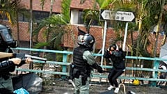 Hong Kong'da polis üniversitesi kampüsünde toplanan göstericilere müdahale etti