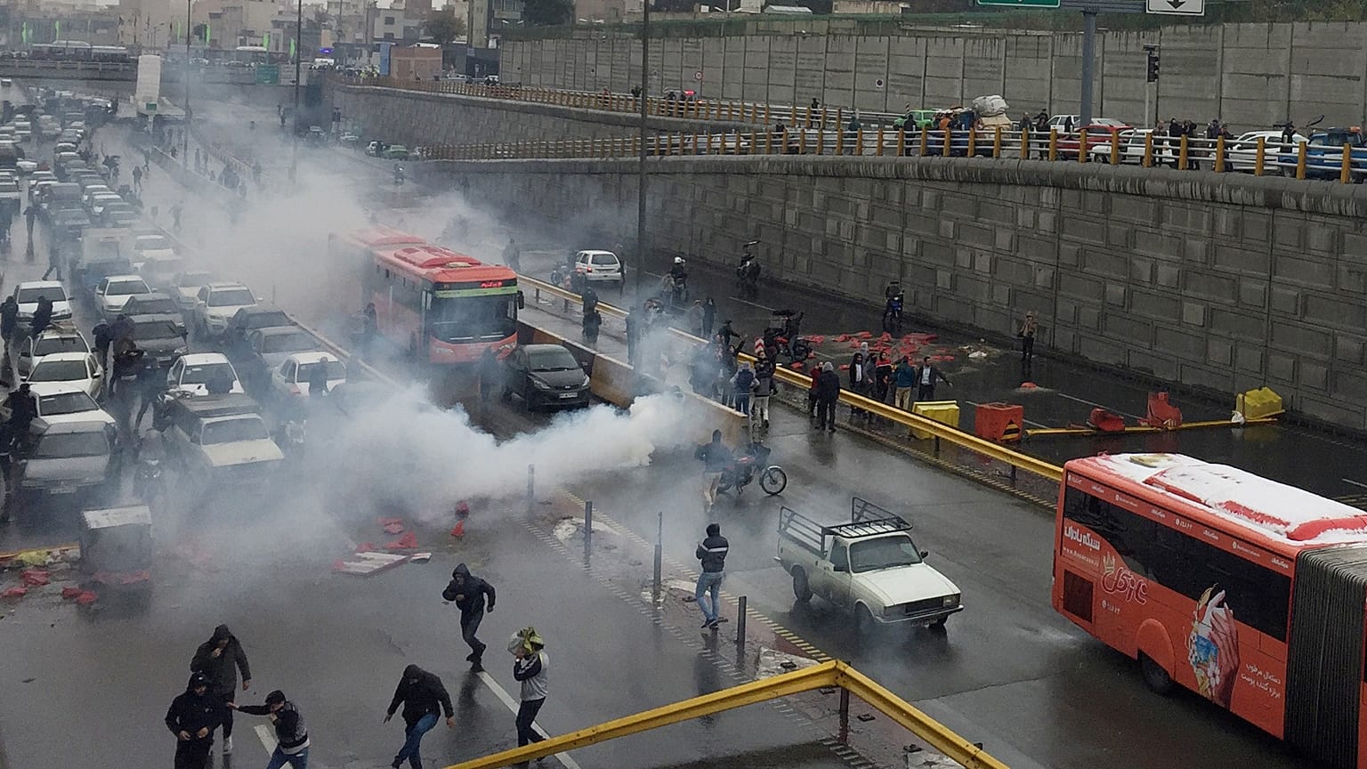 İran'da benzin zammı protestoları