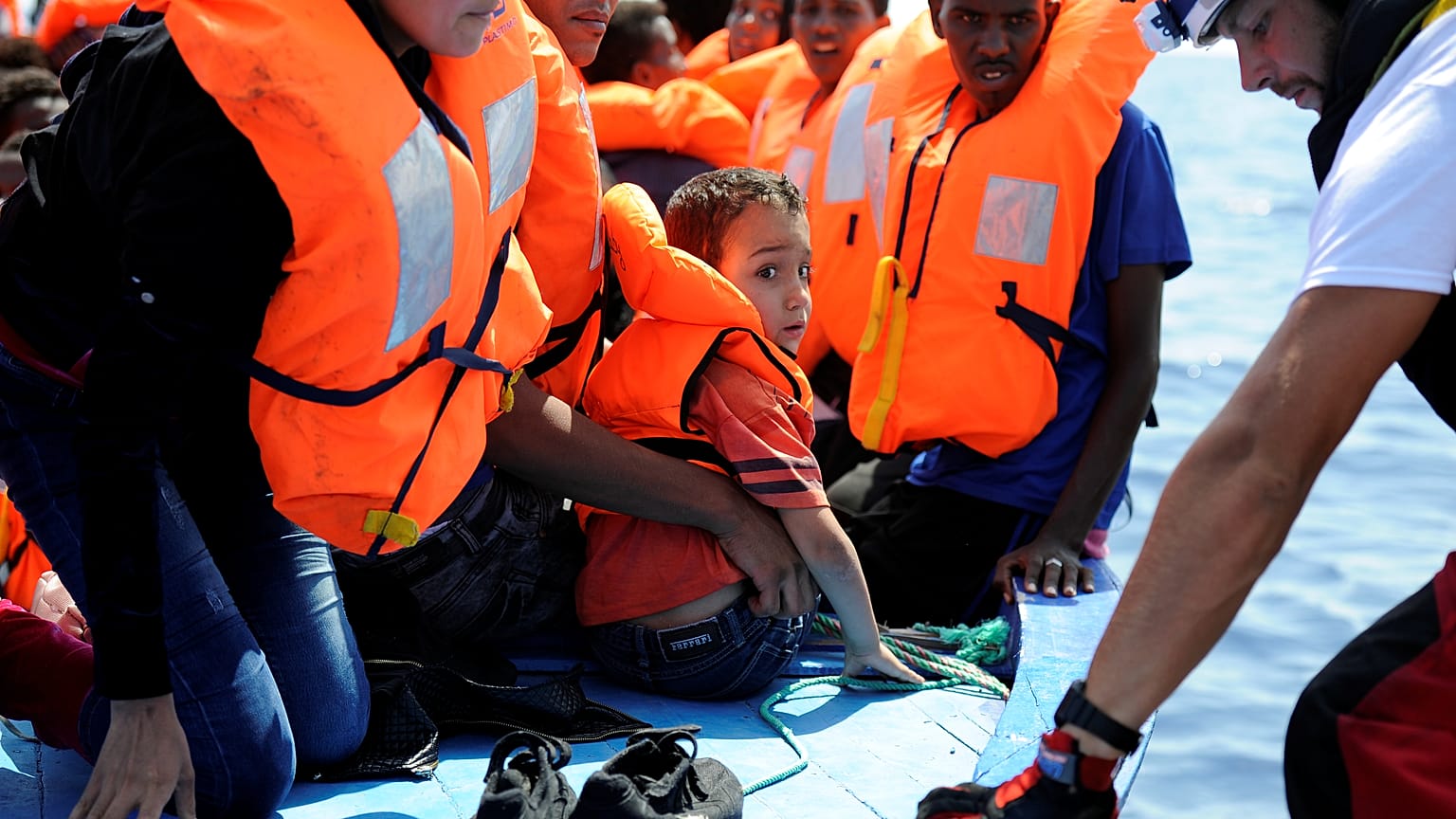 Migranti salvati dalla SOS Mediterranee e Medici Senza Frontiere al largo della Libia lo scorso 10 agosto - REUTERS/Guglielmo Mangiapane
