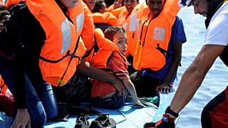 Migranti salvati dalla SOS Mediterranee e Medici Senza Frontiere al largo della Libia lo scorso 10 agosto - REUTERS/Guglielmo Mangiapane