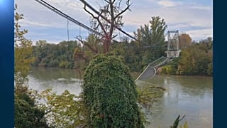 Il crollo del ponte sul fiume Tarn vicino Tolosa forse dovuto a un camion troppo pesante