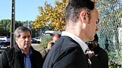 O arguido Bruno Jacinto (D), ladeado pelo ex-presidente do Sporting, Bruno de Carvalho