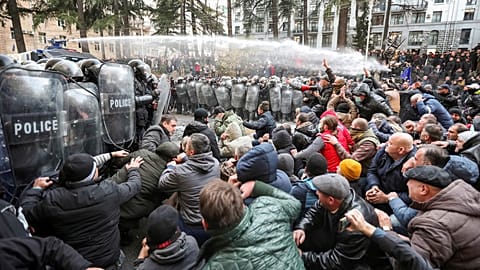 Georgia: Police clash with protesters in front of Parliament