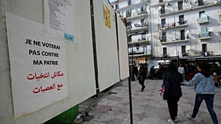 ملصقات الانتخابات الرئاسية في الجزائر- أرشيف رويترز