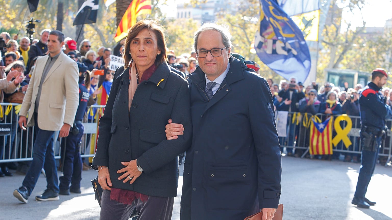 Quim Torra acompanhado pela mulher, Carola Miro, à saída do tribunal