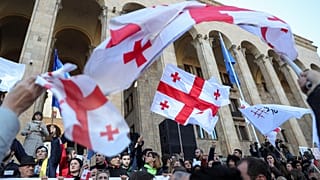 Arányos, pártlistás választási rendszert követelnek a tüntetők Tbilisziben
