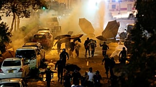 La policía permite salir a un grupo de menores de la asediada Universidad Politécnica de Hong Kong