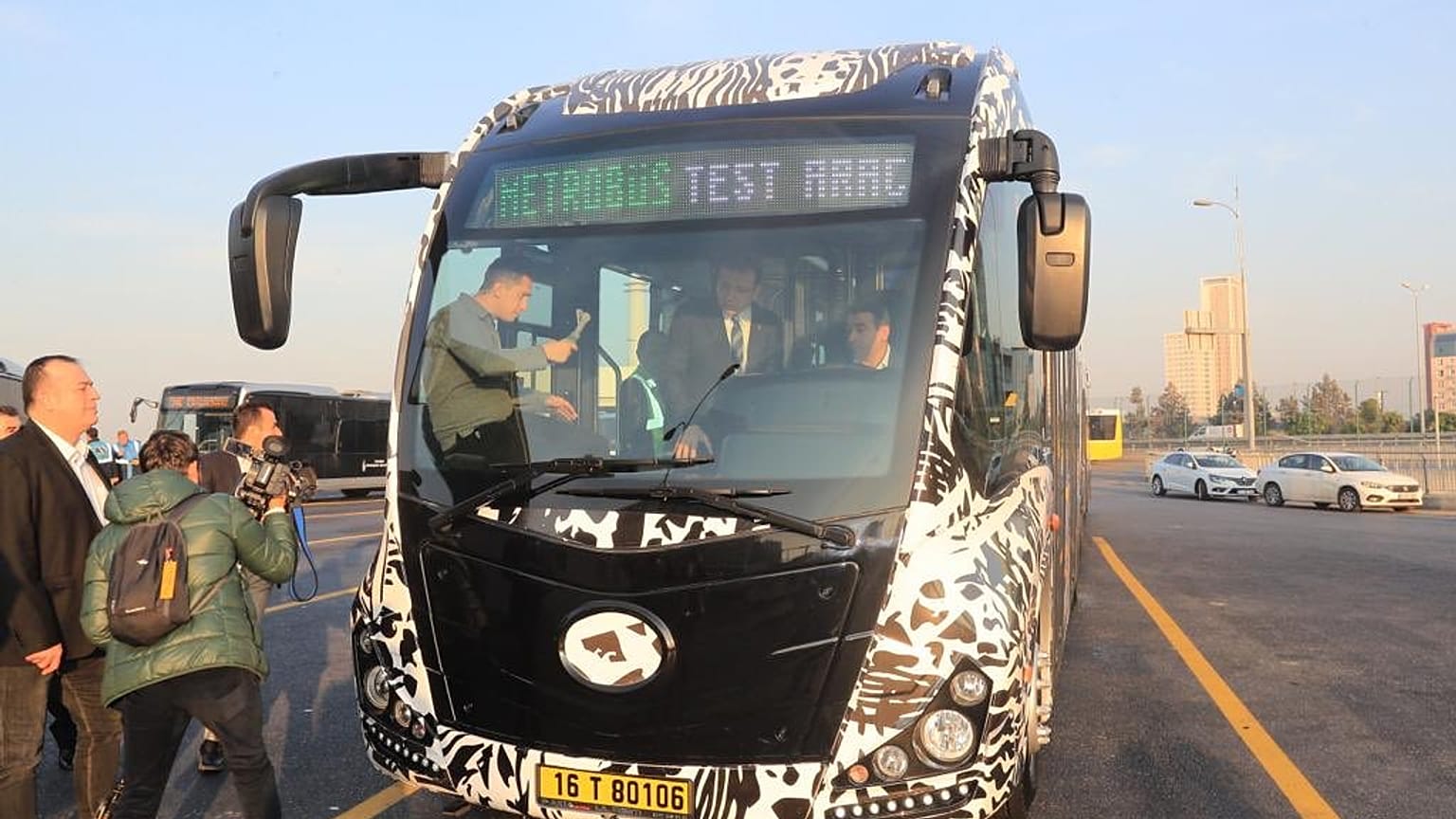 İstanbul Büyükşehir Belediye Başkanı Ekrem İmamoğlu yerli metrobüsü test etti