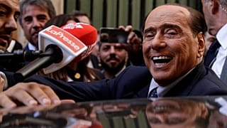 Silvio Berlusconi 2022-ben, a figyelem középpontjában, ahogy mindig is