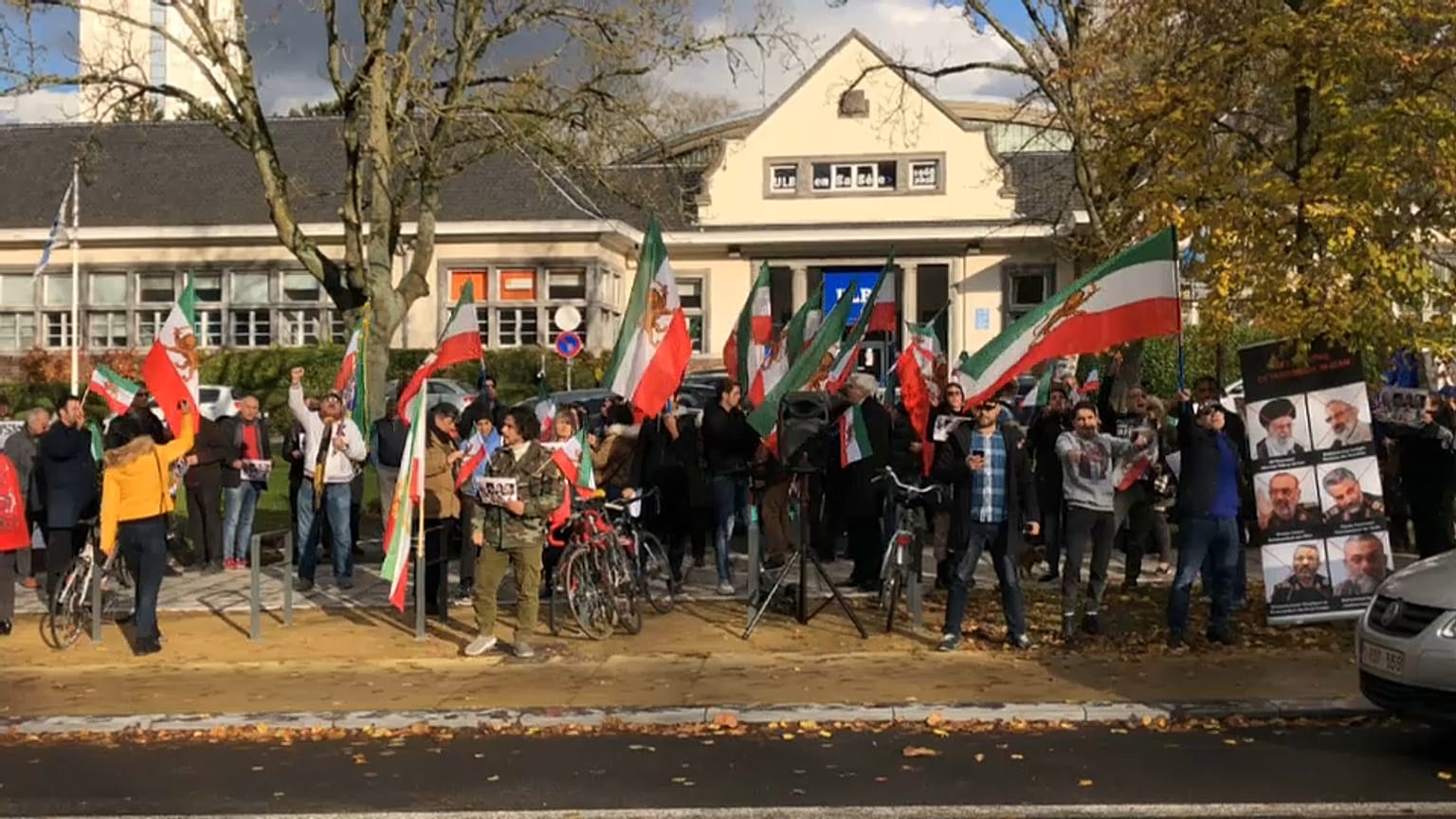 تجمع مخالفان جمهوری اسلامی در برابر سفارت ایران در بروکسل و پاریس