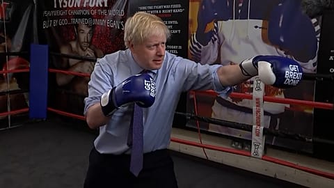İngiltere Başbakanı Johnson erken seçim öncesi gücünü boks ringinde denedi
