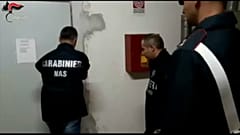 Luxuscégek kínos helyzetben egy nápolyi razzia miatt