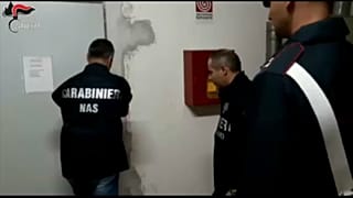 Luxuscégek kínos helyzetben egy nápolyi razzia miatt