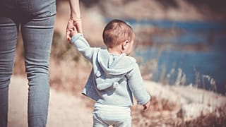 Angst vor "Überwachung": Tagesmütter in Frankreich streiken