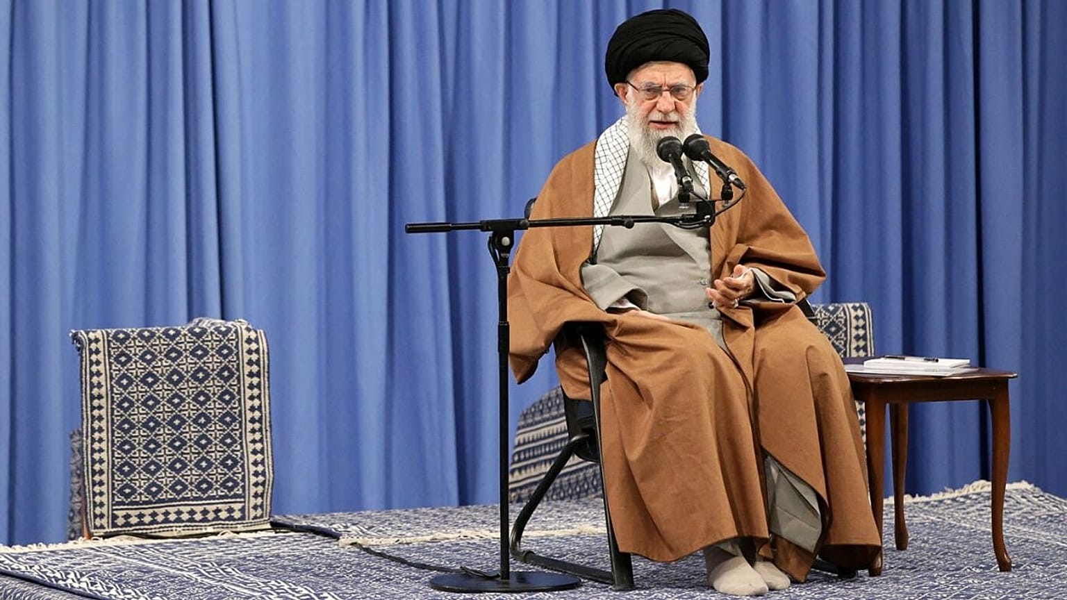 علی خامنه‌ای در واکنش به اعتراض‌های ایران: دشمن را عقب زدیم