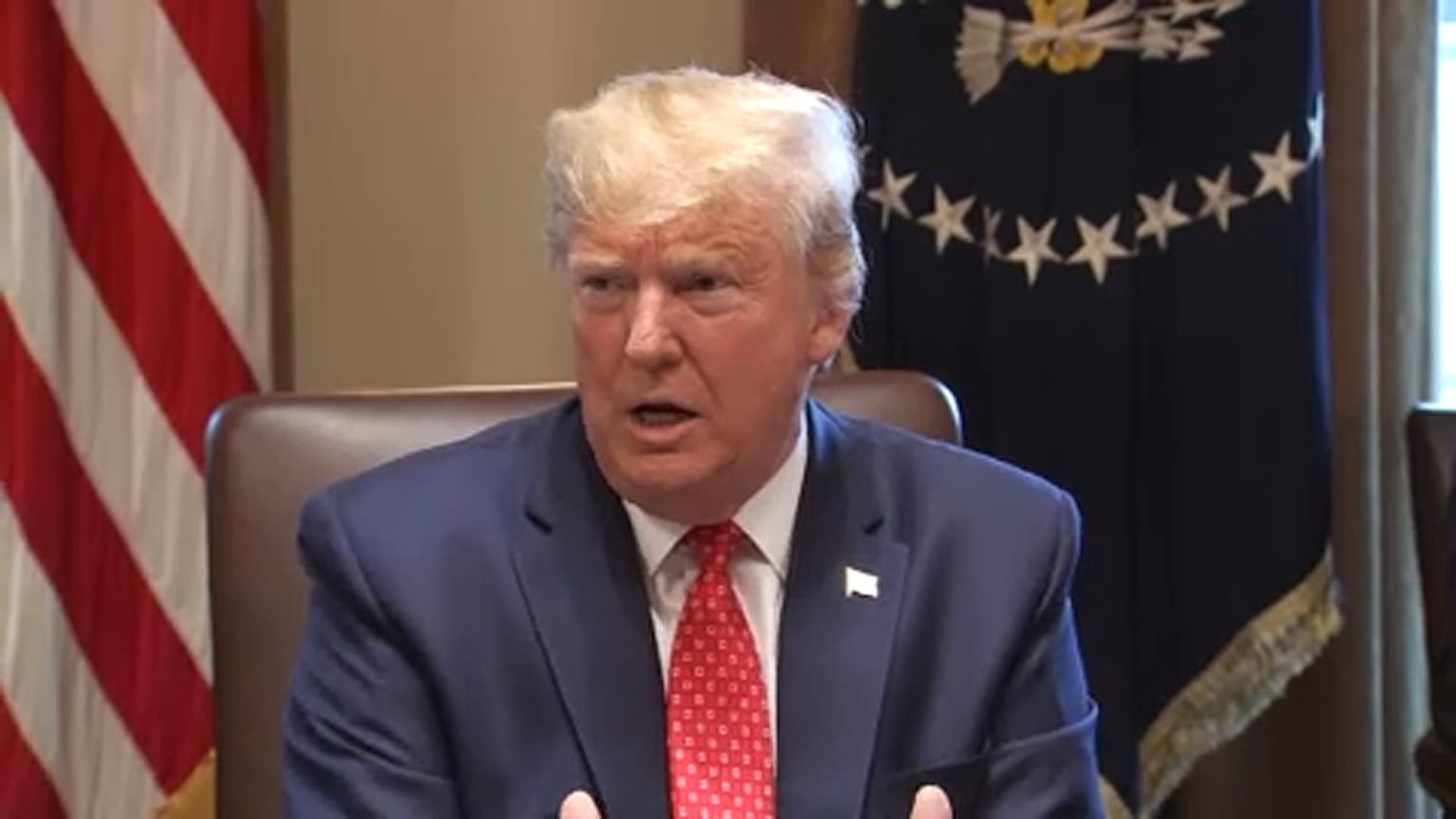 Trump humbugnak tartja a meghallgatásokat