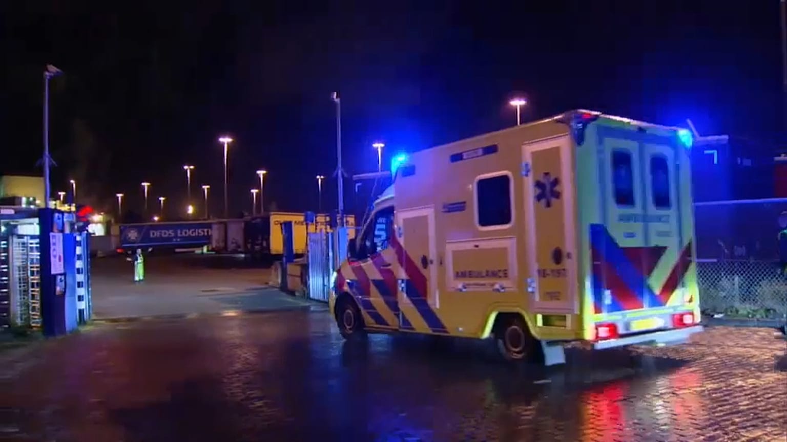 Újabb menekültek egy teherautó hűtött rakterében