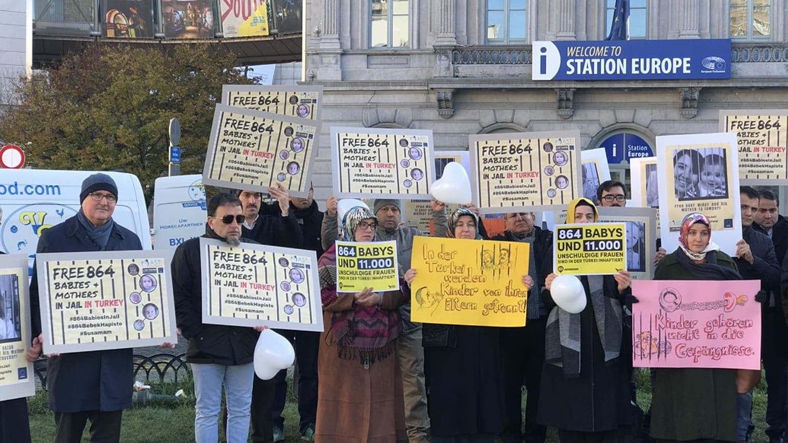 20 Kasım Dünya Çocuk Hakları Günü: AP önünde "Türkiye'de bebekler serbest bırakılsın" eylemi