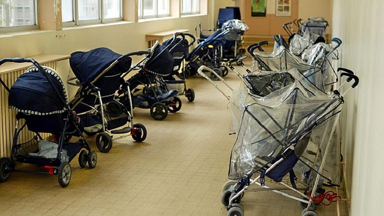 Francia, le babysitter in sciopero: "Costrette a diffondere i nostri dati per lavorare"