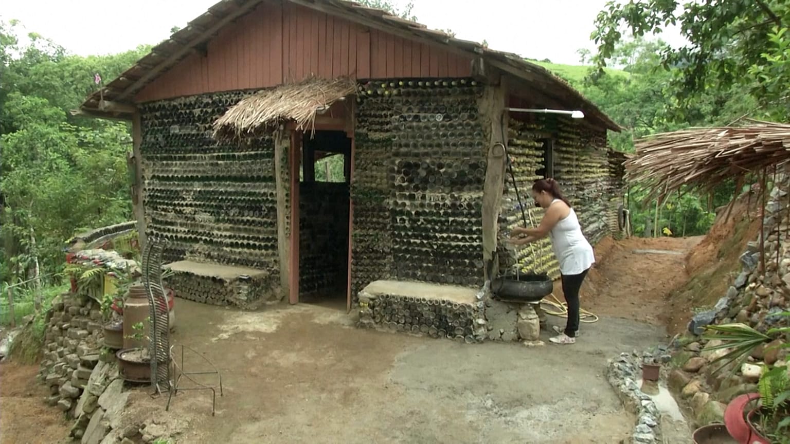 Au Brésil, une maison fabriquée avec plus de 6 000 bouteilles en verre