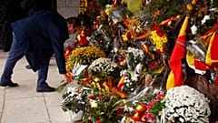 Centenares de españoles celebran el 44º aniversario de la muerte de Franco