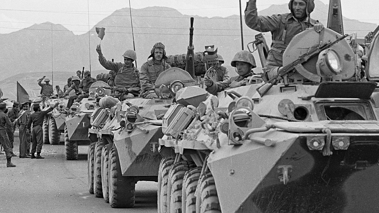 Sovyet askerleri Afganistan'dan çekilirken