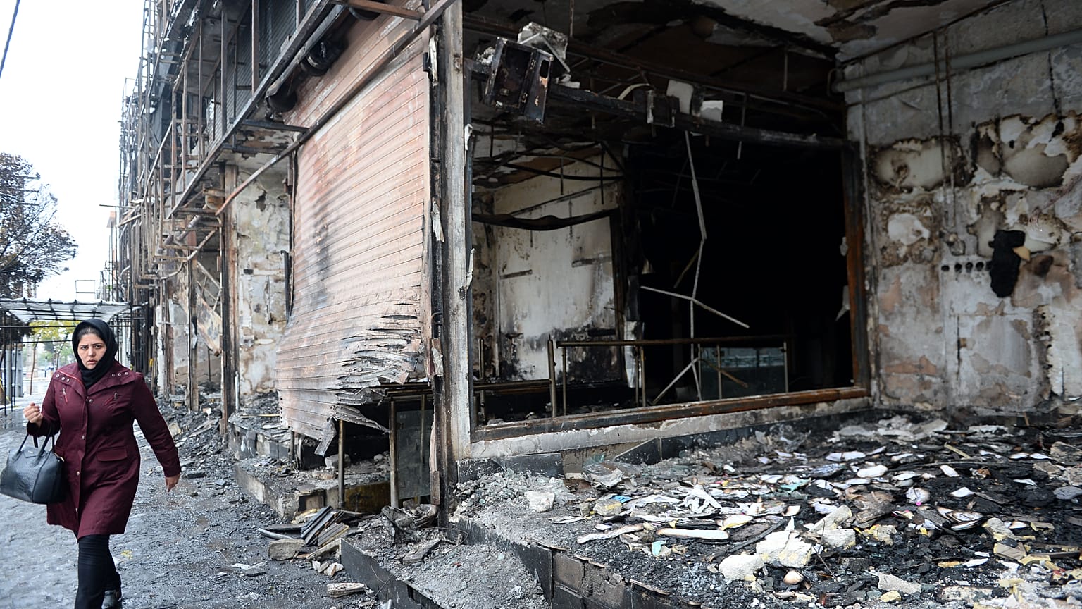 İran'da benzin zammına karşı düzenlenen gösterilerde bazı akaryakıt istasyonları ile banka şubeleri zarar gördü
