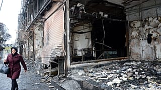 İran'da benzin zammına karşı düzenlenen gösterilerde bazı akaryakıt istasyonları ile banka şubeleri zarar gördü