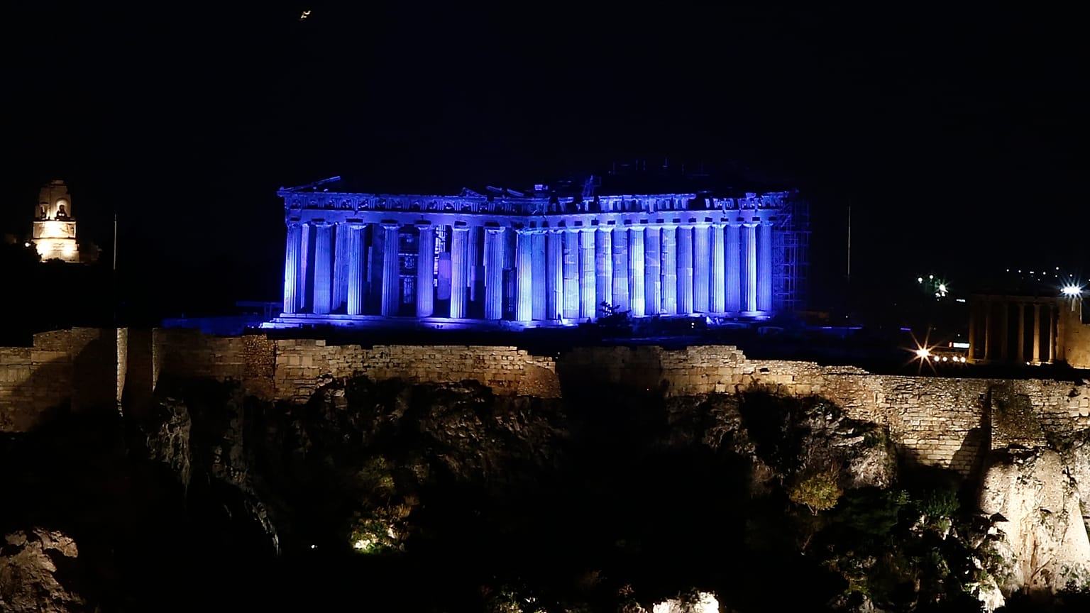 Η Ακρόπολη στο μπλε της UNICEF για τα παιδιά