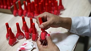 لماذا تمنع القواعد منح صفة "حلال" على طلاء الأظافر في ماليزيا؟