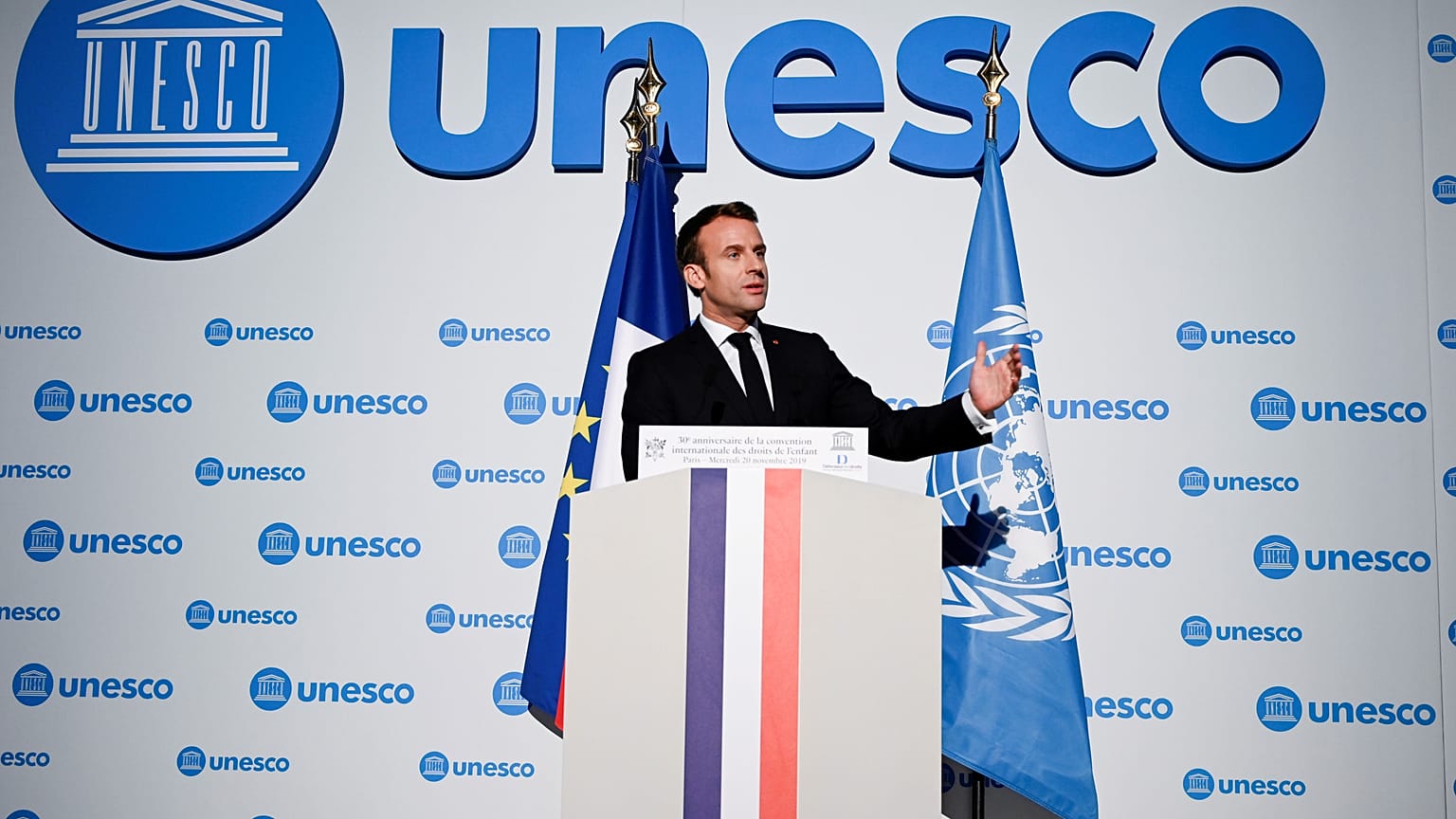 Macron, porno sitelere karşı ebeveyn kontrolü için internet sağlayıcılara 6 ay süre verdi