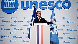 Macron, porno sitelere karşı ebeveyn kontrolü için internet sağlayıcılara 6 ay süre verdi
