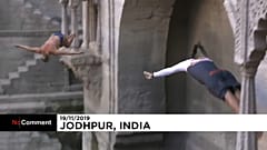 Ils plongent dans un monument indien historique