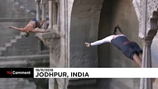 Ils plongent dans un monument indien historique