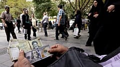 کاهش نرخ دلار؛ ۷۰ درصد شوک ارزی گرانی بنزین خنثی شد