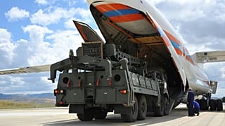 Uçağa yüklenen S-400 bataryaları