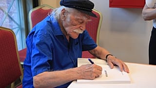 Ο Μανώλης Γλέζος υπογράφει το βιβλίο το «ΑΚΡΩΝΥΜΙΑ»