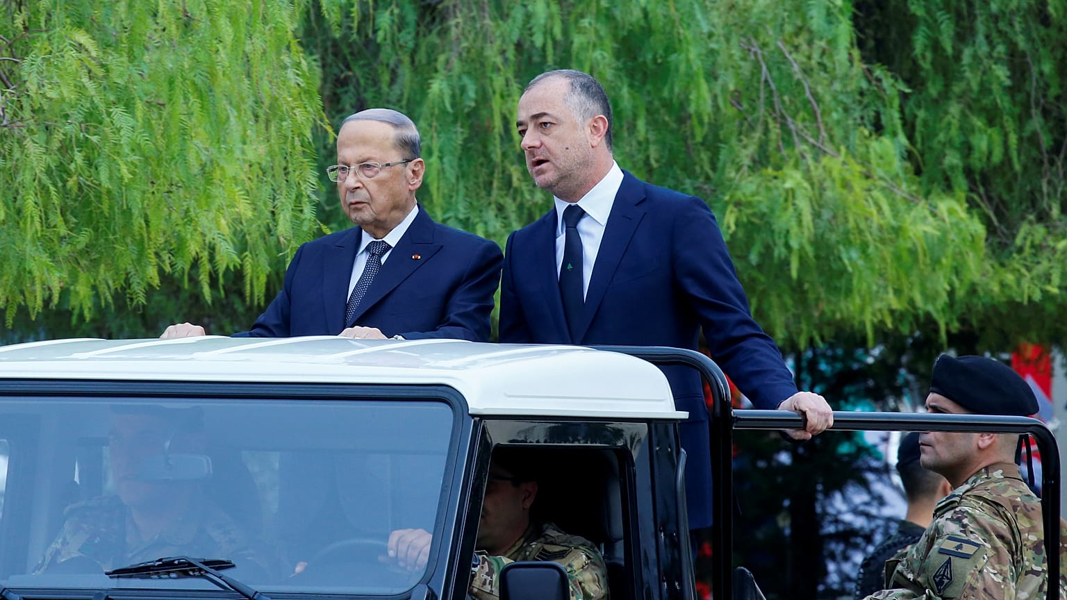 الرئيس اللبناني ميشيل عون وإلى جانبه وزير الدفاع الياس أبو صعب خلال استعراض عسكري يوم عيد الاستقلال.