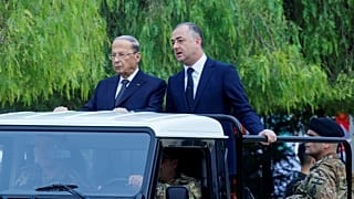 الرئيس اللبناني ميشيل عون وإلى جانبه وزير الدفاع الياس أبو صعب خلال استعراض عسكري يوم عيد الاستقلال.
