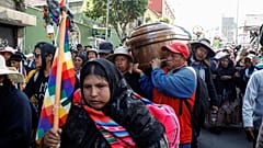 Krise in Bolivien: Vom Tränengas vernebelte Särge stehen auf der Straße