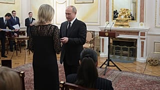 Rusya Devlet Başkanı Vladimir Putin, kruz füzesi denemesi sırasında hayatını kaybeden bilim insanlarının eşlerine devlet nişanı taktı