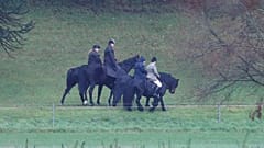 Da reiten sie im Regen: Queen stellt sich hinter Prinz Andrew