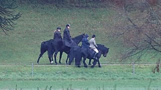 Da reiten sie im Regen: Queen stellt sich hinter Prinz Andrew