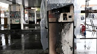 İran'daki akaryakıt zammı protestoları sırasında çok sayıda benzin istasyonu tahrip edildi